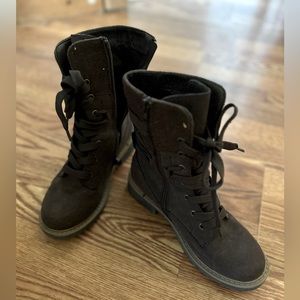 Women’s size 7 Maurice’s boots - brown .